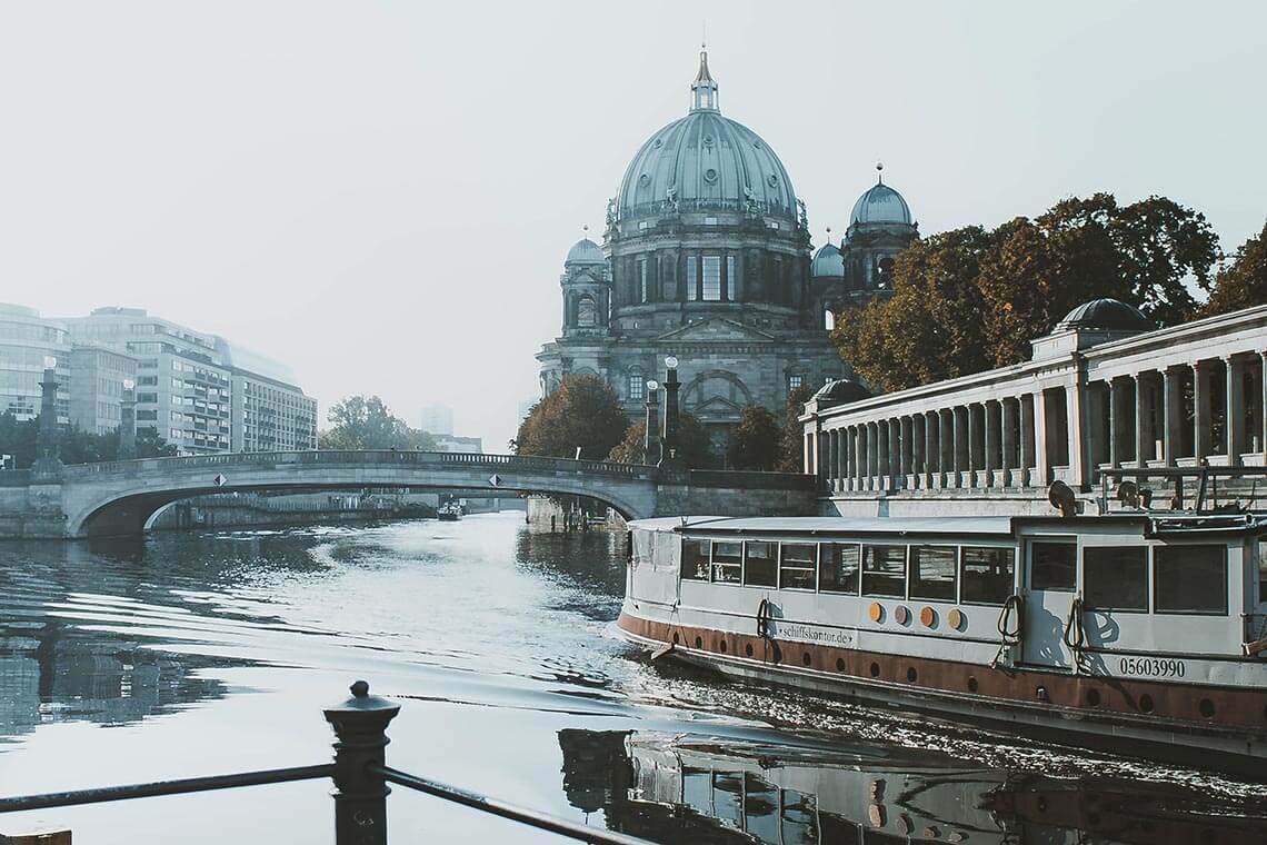 Ein Boot fährt in Berlin auf der Spree